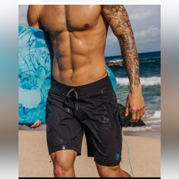 NWOT Bluesmiths The Spartan Board Shorts Men’s 32X 11 Almost Black Beach - Picture 2 of 13